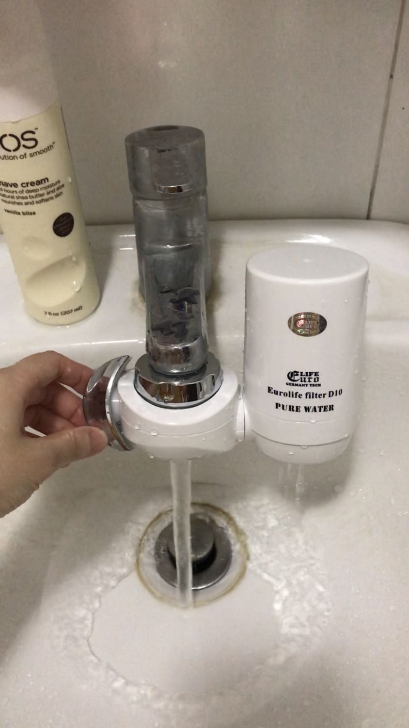 Lắp hơi gian nan, bạn nên đọc kỹ HDSD và nhớ mở phần lõi lọc tháo nilon trước rồi mới ***. Nước lúc mới ra hơi đen, mình đoán do than hoạt tính bên trong, mở 1 lúc là ok. Nước nhà mình nhiều bùn đất, mở 15’ đã thấy lõi chuyển màu vàng. Nhưng ko sao, có phần lọc này mình cũng yên tâm hơn nhiều. Sẽ mua thêm. Lắp hơi gian nan, bạn nên đọc kỹ HDSD và nhớ mở phần lõi lọc tháo nilon trước rồi mới ***. Nước lúc mới ra hơi đen, mình đoán do than hoạt tính bên trong, mở 1 lúc là ok. Nước nhà mình nhiều bùn đất, mở 15’ đã thấy lõi chuyển màu vàng. Nhưng ko sao, có phần lọc này mình cũng yên tâm hơn nhiều. Sẽ mua thêm.