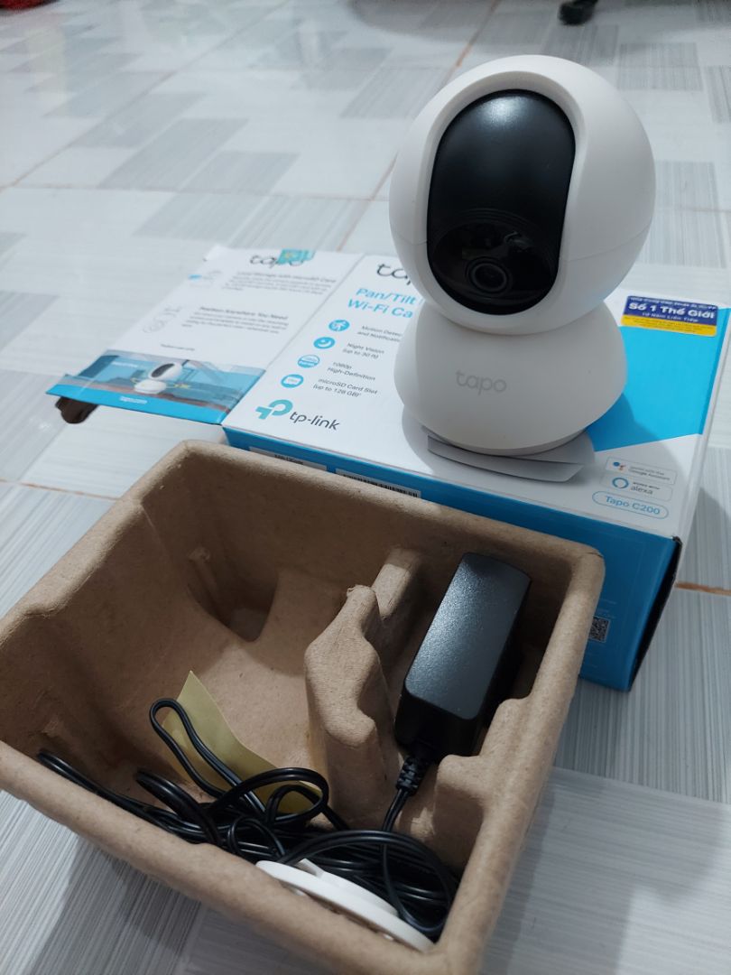 -giao hàng nhanh kinh khủng, mới đặt sáng hôm 8/12 mà nay 9/12 có hàng r
-có tem niêm phong đàng hoàng
-dc bảo hành 2 năm nữa, tuyệt
-mình mới dùng lần đầu,tải app về và cài đặt cũng rất dễ,tiện dụng
-giao diện đơn giản k rối mắt
-có cả nói chuyện với người trước camera nữa,lao to rõ tiếng nói và nghe luôn
-tắt đèn *** quay đêm cũng rất rõ nha mn, vì có hồng ngoại
-mình mua về để thỉnh thoảng xem mấy bé ở nhà ra sao thôi.
-còn về lâu về dài thì để dùng rồi mới biết
-chứ thấy với mức giá 479k thì quá sứng đáng rồi, không đòi hỏi gì thêm