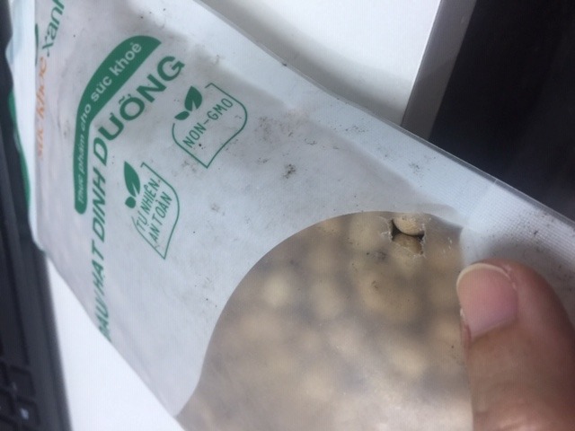 Đề nghị Tiki giao hàng tới tay khách hàng thì gói hàng phải kiểm tra sơ bộ tránh tình trạng đưa hàng cho khách bụi bám đầy & lủng 1 lỗ không biết phải chuột cắn không? Liên tục gần đây mình mua hàng tiki gặp rất nhiều sự cố khiến mình rất bực mình. Vui lòng làm việc với bộ phận đóng gói hàng vì khách hàng bỏ tiền ra mua chứ không phải xin từ thiện mà làm việc cẩu thả. Đề nghị Tiki giao hàng tới tay khách hàng thì gói hàng phải kiểm tra sơ bộ tránh tình trạng đưa hàng cho khách bụi bám đầy & lủng 1 lỗ không biết phải chuột cắn không? Liên tục gần đây mình mua hàng tiki gặp rất nhiều sự cố khiến mình rất bực mình. Vui lòng làm việc với bộ phận đóng gói hàng vì khách hàng bỏ tiền ra mua chứ không phải xin từ thiện mà làm việc cẩu thả.