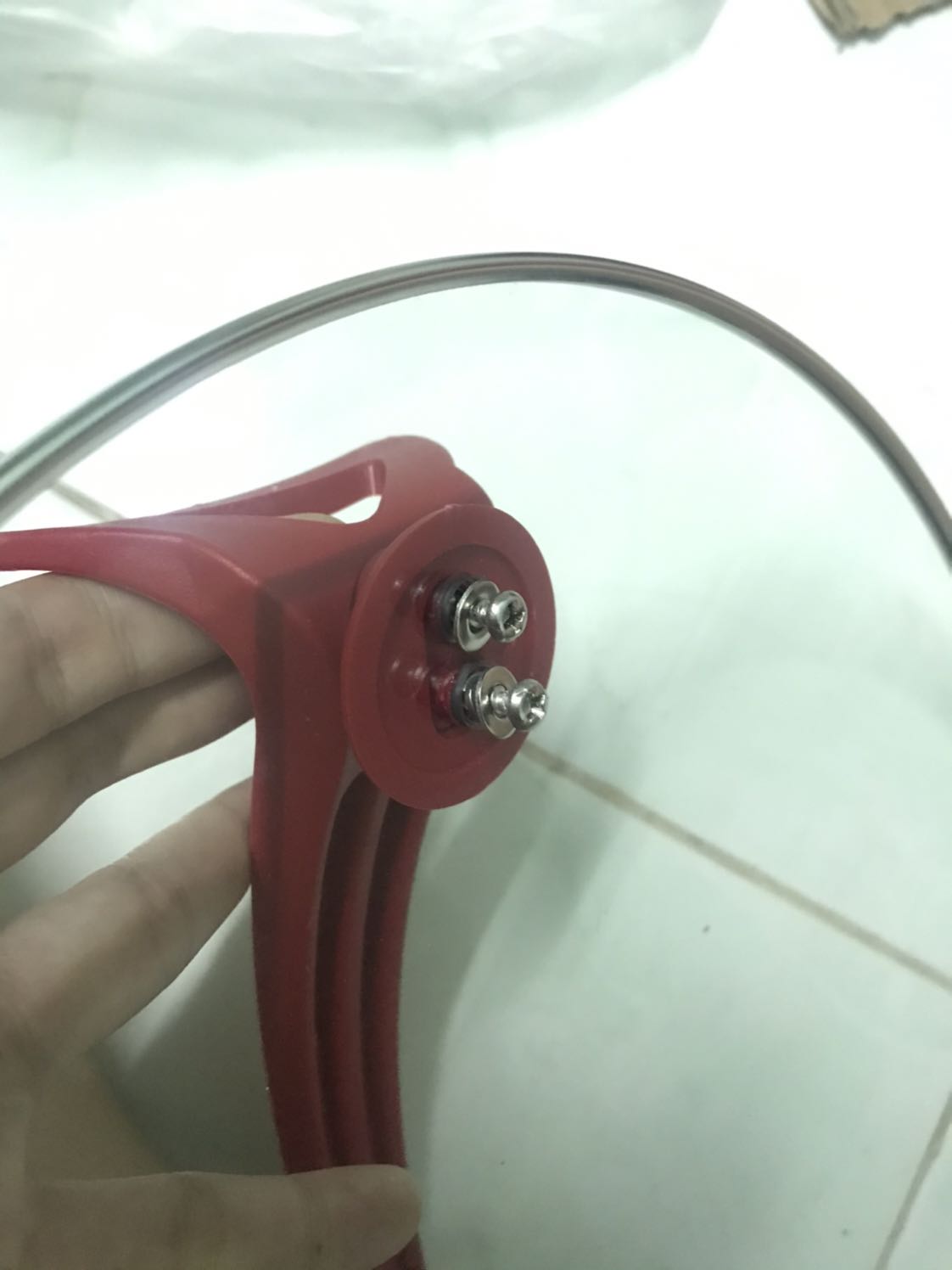 Đóng gói k kỹ lắm, mình ở gần nên sản phẩm không sao, mấy bạn ở xa thì cẩn thận nha.
Với cái nắp lắp quài k được, ai biết thì chỉ mình với