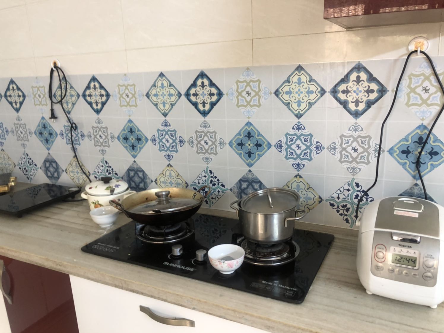 Xài lâu rồi giờ mới nhớ viết đánh giá, dễ vệ sinh dán cũng đơn giản. Miếng dán có 3 lớp ở giữa là lớp giấy bạc chống cháy rất an toàn ! Tuy nhiên giá hơi cao :)