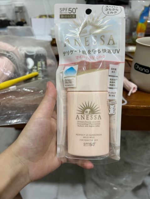 Lần đầu tiên mua hàng mall 11.11 giá sale siêu hời. Hàng chính hãng chỉ có 350k. Rẻ hơn *** mall và laz mall luôn. Ở ngoài thì sợ hàng nhái rất nhiều.  Tuy k có quà tặng nhưng cũng đã ok rồi. Giao hàng  cực nhanh. 11 đặt hàng 12 nhận dc hàng. 
Mình có bầu nên dùng màu này của anessa cho an toàn ❤️