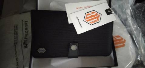 Ví rất tiện lợi, nhỏ gọn dễ mang đi. Đường may chắc chắn không thấy chỉ thừa. Mua liều nhưng so với giá chất lượng ổn áp quá. Màu sắc cũng đẹp nữa. Lần sau sẽ ủng hộ shop. 💯