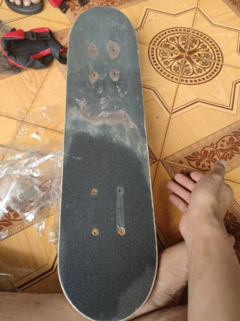 Hàng hư hỏng, bị lỗi vậy cũng giao cho khách được. chán shop quá