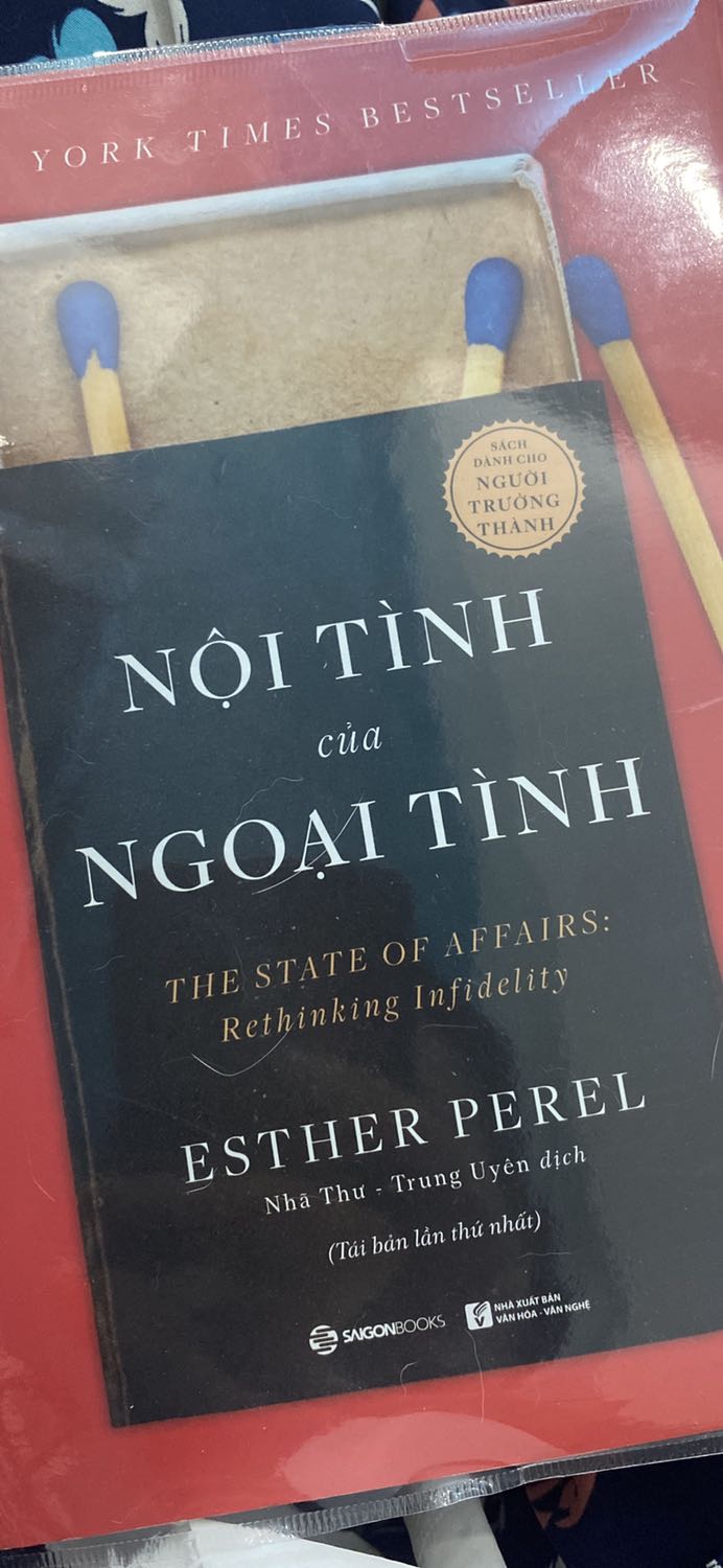 Nội tình của ngoại tình không hẳn là một quyển sách chỉ nói về sự phản bội trong tình cảm. Một mối quan hệ bất chính dạy chúng ta rất nhiều thứ về hôn nhân - những gì chúng ta kỳ vọng, những gì chúng ta mong muốn, những gì chúng cảm thấy mình xứng đáng phải có.
