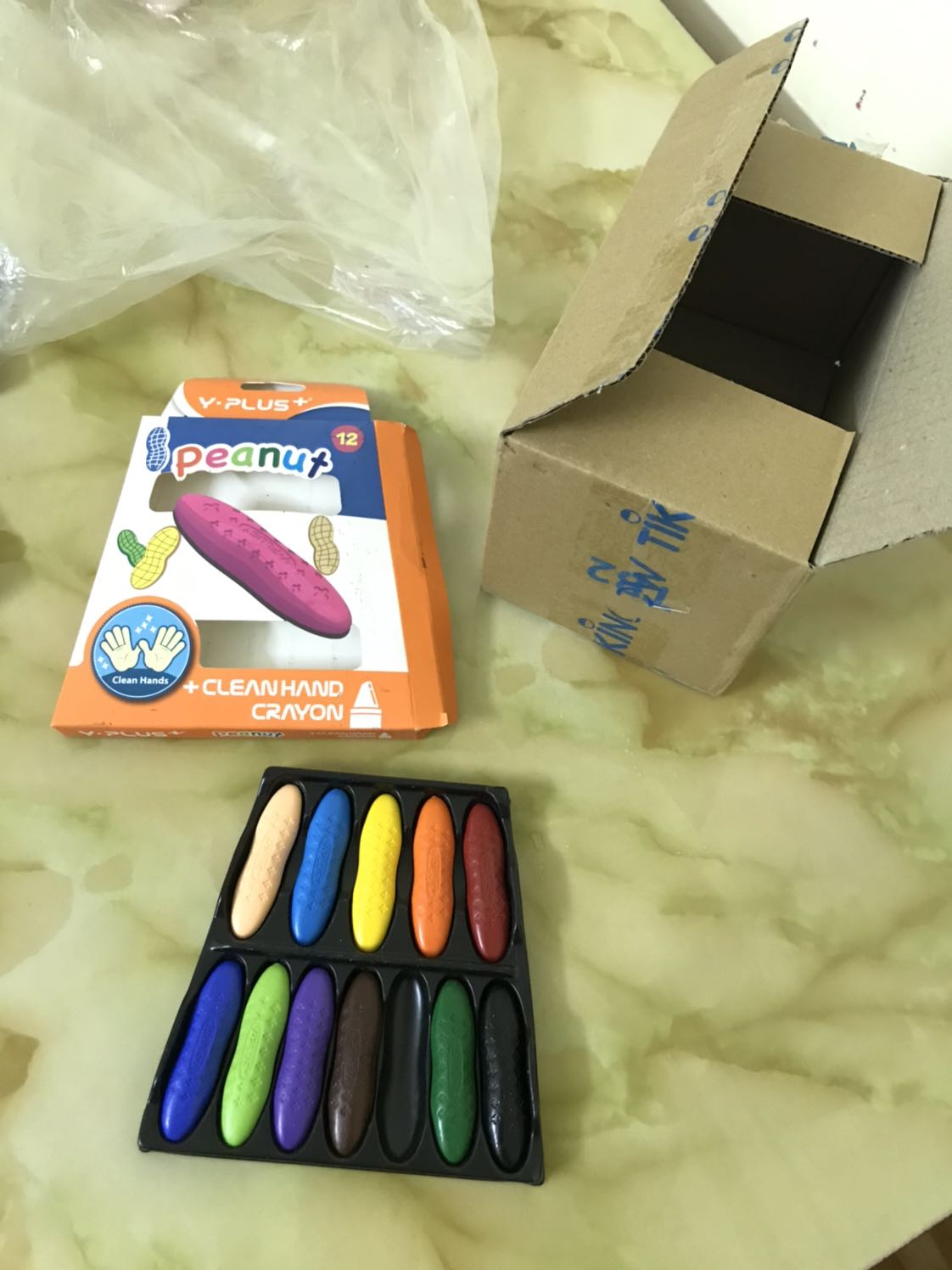 Tôi nhận hộp kiện dính chặt nguyên vẹn. Lắc hộp kiện tôi thấy có vẻ màu đã bị rơi ra ngoài. Lúc mở ra thì thấy hộp màu bị bung và bị thiếu màu hồng. Tôi muốn đổi trả hàng. Tôi cần liên lạc với đâu?