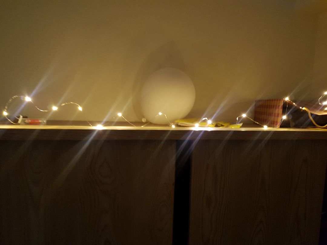 đóng hộp chuyên nghiệp, giao hàng nhanh, đèn trang trí phòng lung linh, dây đèn chắc chắn, bóng led thiết kế mới, lạ, nhìn giống đom đóm thật. nói chung thực sự đáng tiền. Mình sẽ mua thêm các mẫu khác nữa để trang trí nhà Tết này ạ