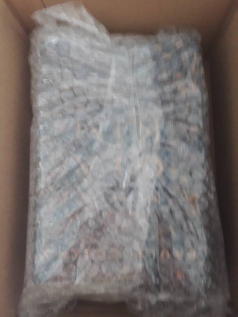 Giao hàng siêu nhanh, bọc cẩn thận, còn nguyên seal nên chưa nỡ bóc ra cày lại. Vì thick nội dung nên mới mua dù đã đọc xong rồi. Đơn giản, nhẹ nhàng, ko quá kịch tính, mà hút từ từ, càng đọc càng cuốn.