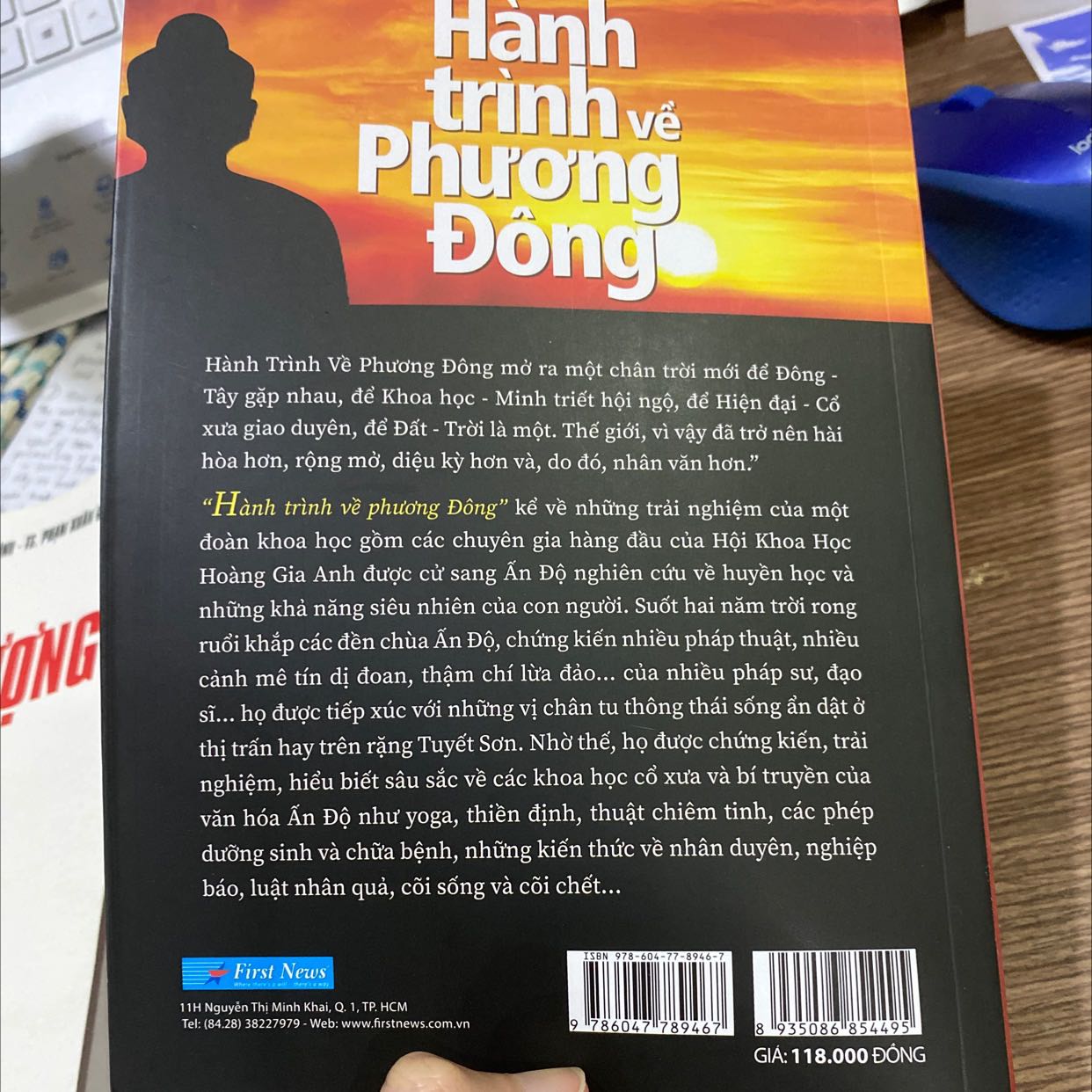 Chưa đọc nên chưa biết nội dung ntn nữa, nhưng mà nghe nói hay nhất mọi thời đại nên chắc đỉnh lắm :))) 
Về hình thức thì trang giấy có vài trang có màu nhìn xinh lắm, giấy hơi vàng chứ ko phải trắng tinh nha nên đọc ko có mỏi mắt !!!
Chụp mn xem vài trang để tham khảo nèee