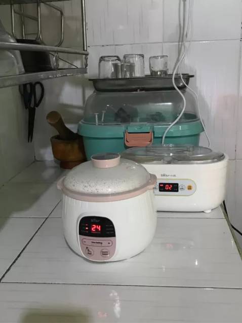 Nồi xinh xỉu luôn á, kết hàng của bear đợt mua máy làm sữa chua ta nói xinh lung linh lại rất tiện dụng
Nồi này chưng yến dạng lỏng đee cấ hủ nhỏ tủ lạnh ăn dần là ngon hết sảy ạ. 
Nấu cháo cho bé thơm ngon mà k mất dưỡng chất
Chỉ là nồi loại này bé chỉ làm được 2 việc trên thui ạ. Nhà đông người mua loại 2l trở lên gốm tử sa cũng siêu tuyệt đó ạ