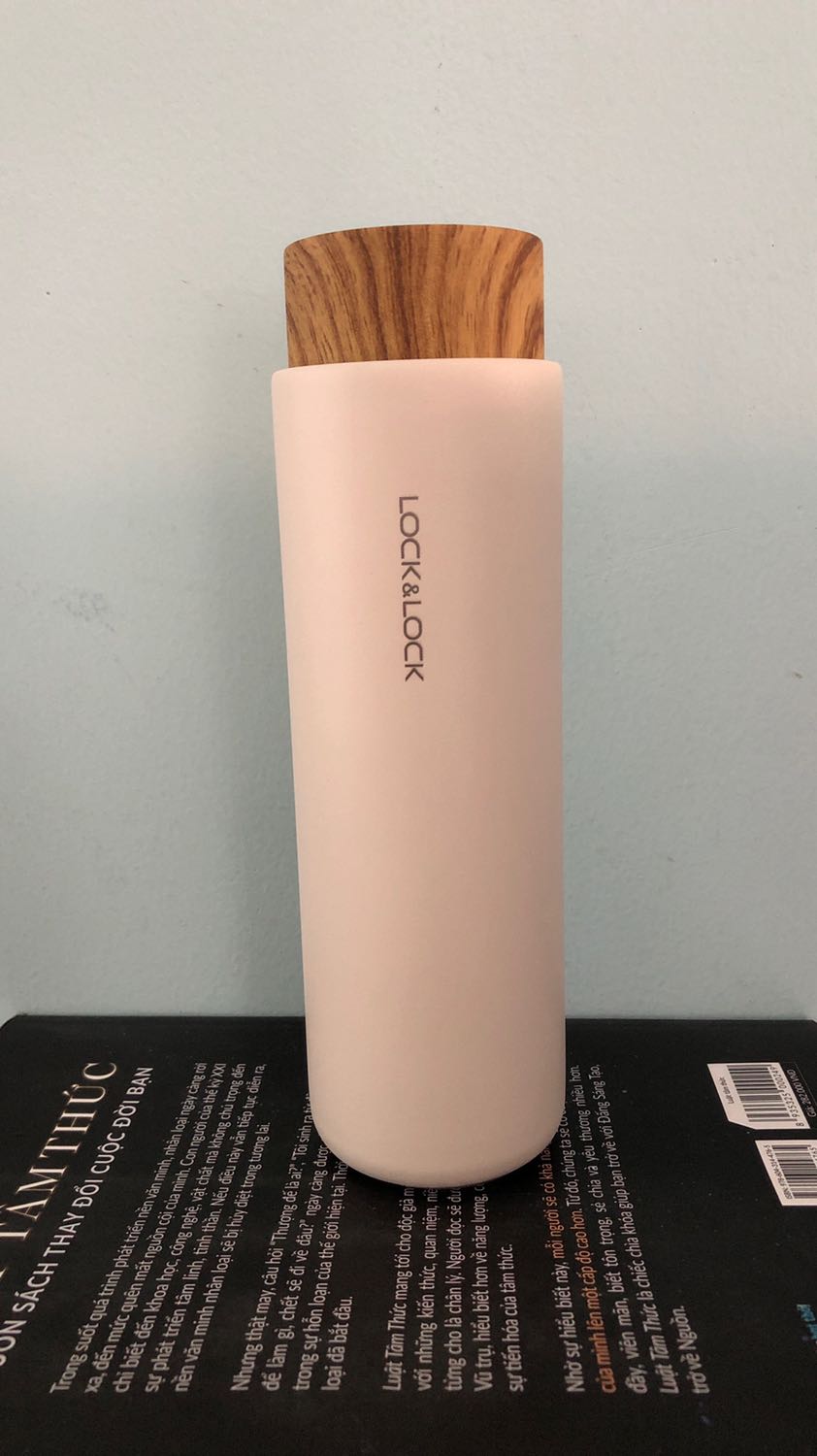 CỦA MÌNH MÀU TRẮNG NHÉ

Bên ngoài: rất đẹp, cầm nắm gọn, chắc tay, dễ lau chùi, tiện lợi, nắp nhựa cao su giả vân gỗ. Đế cao su chống trơn trượt, bám mặt phẳng, thêm điểm cộng

Bên trong: dung tích chứa 400ml, giữ nhiệt được tầm 12h (đầu nắp nhựa nó sẽ hơi ấm ). Còn giữ lạnh mình chưa thử qua ! Nắp lọc trà gọn, thêm công dụng nhỏ là điều chỉnh dòng chảy khi uống nhé

NÓI CHUNG LÀ ĐÁNG TỪNG XU NHÉ MN:)