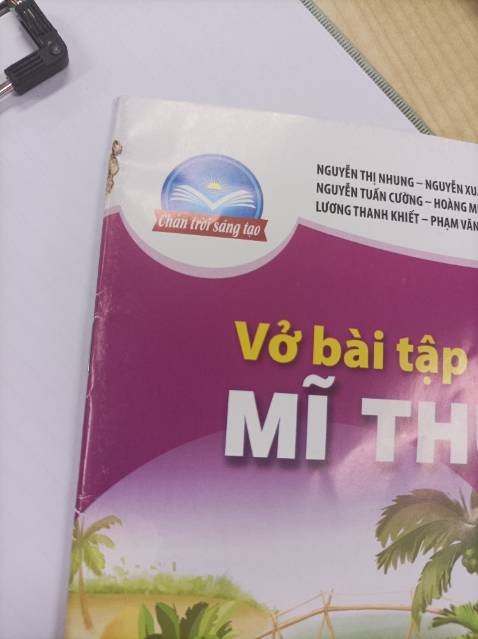 Shop gói hàng sơ xài quá, sách nhận về chỉ gói bằng 1 lớp giấy +túi kính mỏng, sách nhăn+còn có 1 đốm mài cháy nữa
