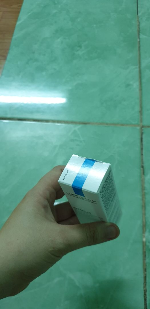 Chiều nay mình mới nhận hàng.
Kem dưỡng thì được bỏ vào hộp và bọc thêm 1 lớp nylon ở bên ngoài. Còn sửa rửa mặt thì bỏ vào hộp k được dán tem kỹ càng (như kiểu đã qua sử dụng). Mở ra thì thấy sản phẩm chỉ còn có 1 nửa tuýp, miệng tuýp cũng k còn dán miếng nhôm để chắc chắn hàng mới