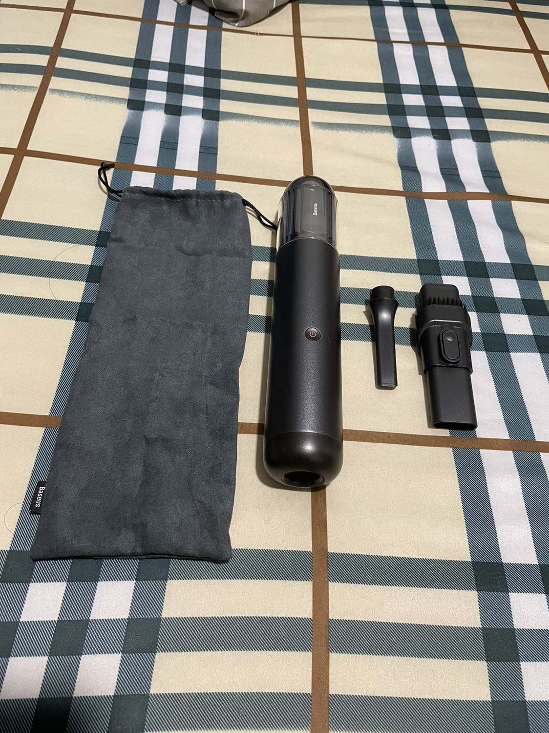 Nhìn rất xịn xò luôn nhé, thân máy tròn, cầm nặng tay, chắc chắn, độ ồn ko quá lớn, có 2 mức điều chỉnh, hút sạch bụi 
Có phụ kiện là túi bọc nữa. Sản phẩm tốt 👌