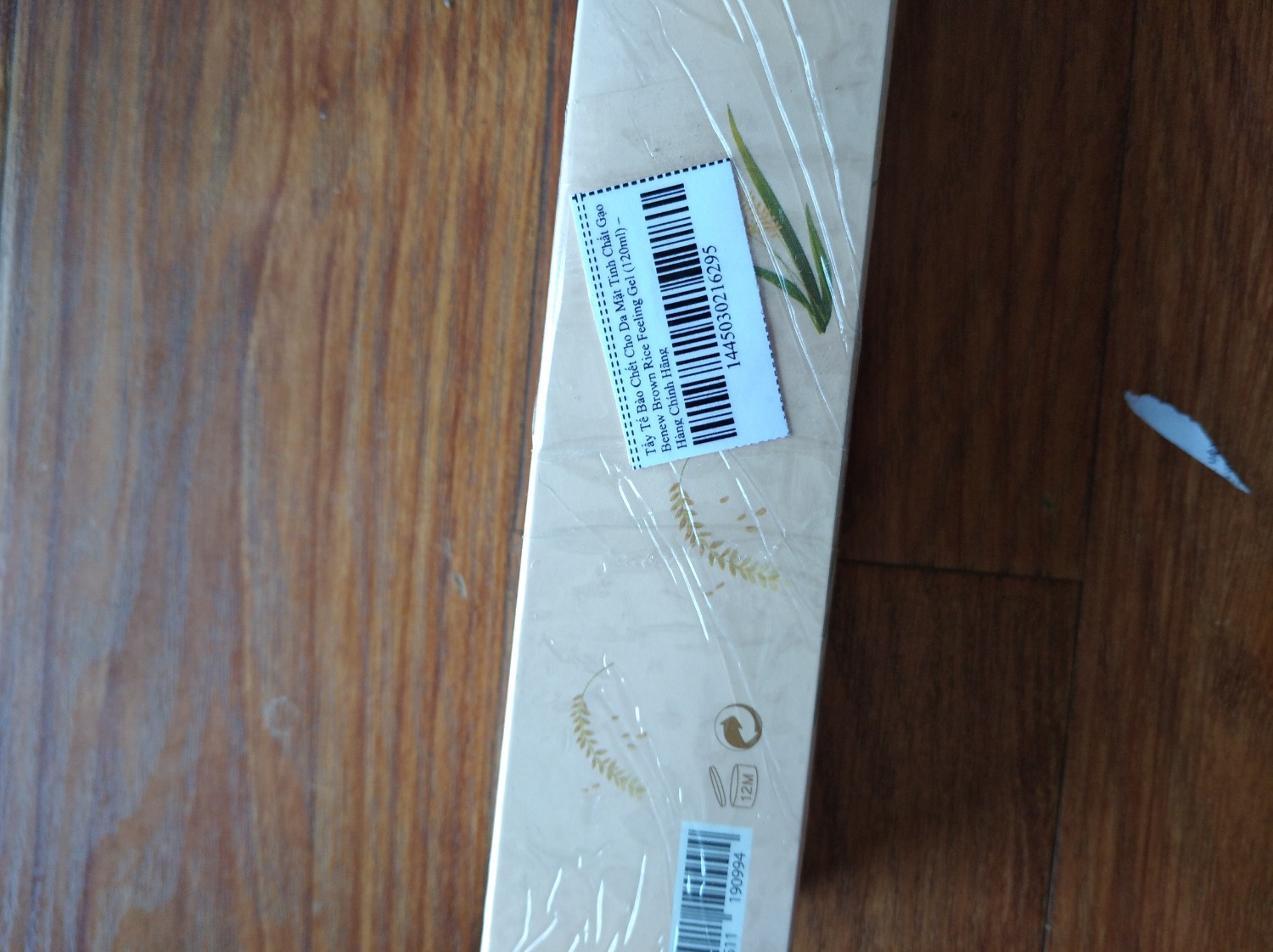 da mình thuộc loại da nhạy cảm nhưng sau khi sử dụng mình thấy rất hài lòng về sản phẩm này, lúc tẩy không biết do gel hay da chết của mình mà nó ra rất nhiều.sau khi matxa da một lúc mình rửa lại bằng nước thì thấy da trắng mịn hơn cảm giác nhẹ nhàng hẳn.mình dùng 1 thời gian nữa xem sao nhưng bước đầu thấy rất ok.cho shop 5 sao cảm ơn shop rất nhiều a.