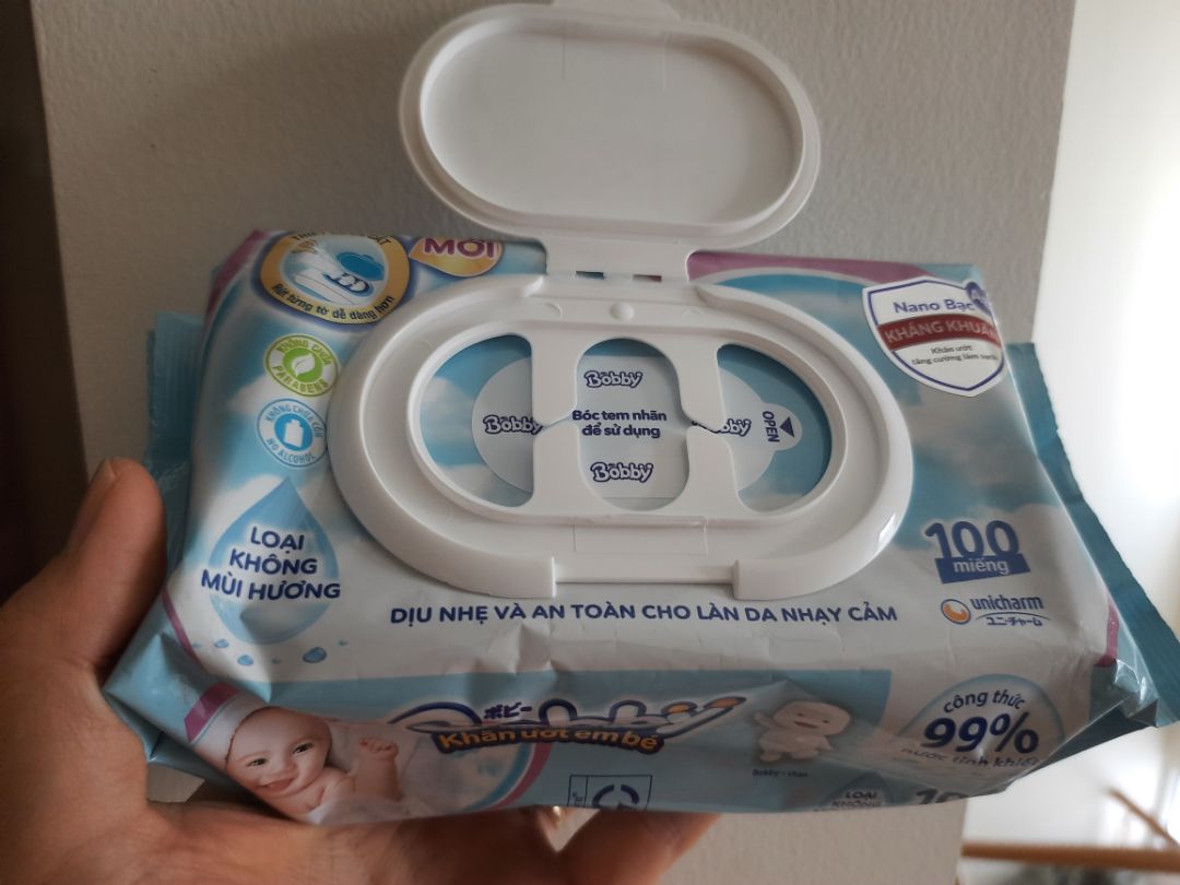 Hàng đúng như thông tin mô tả. Đóng gói kỹ càng, đag trong mùa dịch mà cũg có đc hàng để xài. Mình chân thành xin cảm ơn đội ngũ tiki đã hỗ trợ.

Khăn giấy bobby thì k có j p bàn cả, sang, sịn, mịn, an toàn và mỏng là những j mình có thể nhận xét về loại khăn giấy này.

Điểm trừ là giá thành hơi cao, so với những sản phẩm khăn giấy ướt cùng loại. 

Nếu mua khăn giấy bobby nên mua bên nhà bán hàng tiki vì tiki giá cao hơn nhà bán khác nhưng được cái đôi lúc có hỗ trợ phí ship, nên chỉ hơi chênh lệch 1 ít so với những nhà bán còn lại.

Tổng kết: 90/100.

Ai đọc lướt quá bình luận thì cho mình xin 1 subcribe cho kênh youtube AIOChannel (logo với phông nền xanh nhạt, chữ O tròn đỏ có chữ A màu xanh đi kèm)

Mình xin thành cảm ơn nhiều nhiều.