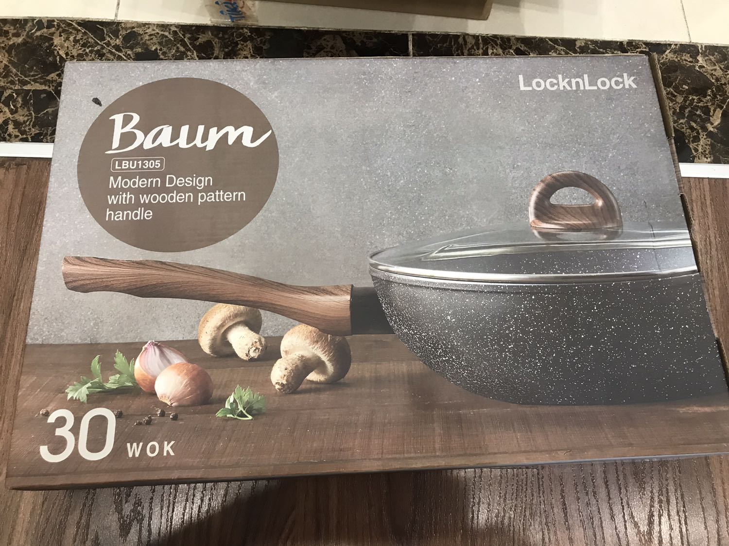 Tiki giao nhạn. Sản phẩm chính hãng. Giá giảm 50%. Chảo to, cầm nặng tay, chống dính tốt. Nhưng dùng với bếp từ đơn lock and lock thì có lúc k nhận, đáy từ k nhạy lắm.