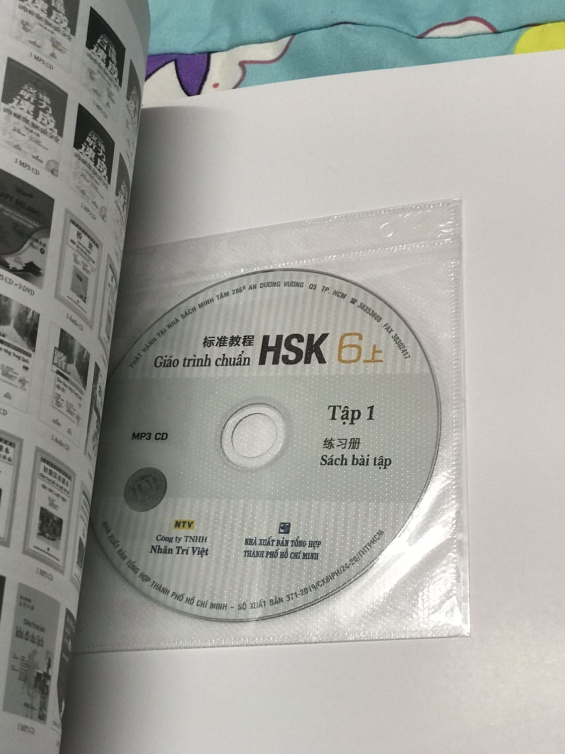 Bên ngoài: sách khá đẹp, bọc nilon chung 4 quyển với nhau nên không sợ sách bị nhăn nheo cong góc, có tặng kèm một quyển sổ nhỏ xinh xắn và một cây bút....màu hồng!!!

Bên trong: Nội dung khá tuyệt vời, trình bày đẹp, gọn gàng, logic, còn có màu nữa
- Đối với quyển bài học: Mỗi quyển có tầm 5 chủ đề, mỗi chủ đề sẽ có 4 bài học, mỗi bài học sẽ chia ra bài đọc, ngữ pháp, bài tập, v...v... (không thua kém gì so với các giáo trình Hán ngữ) 
- Đối với quyển bài tập, trình bày dưới dạng giống kiểu đề thi HSK
- 4 quyển sách có 4 cái đĩa tương ứng

Ban đầu tự hỏi sao sách mắc vậy nhưng mà sau khu mở ra làm bài, với chất lượng như thế này thì thấy nó hoàn toàn không mắc chút nào hết. Rất đáng đồng tiền bỏ ra để mang về kiến thức luyện thi vững chắc. Mua để học hay để dạy đều rất là OK hết đó quý dị!!!!