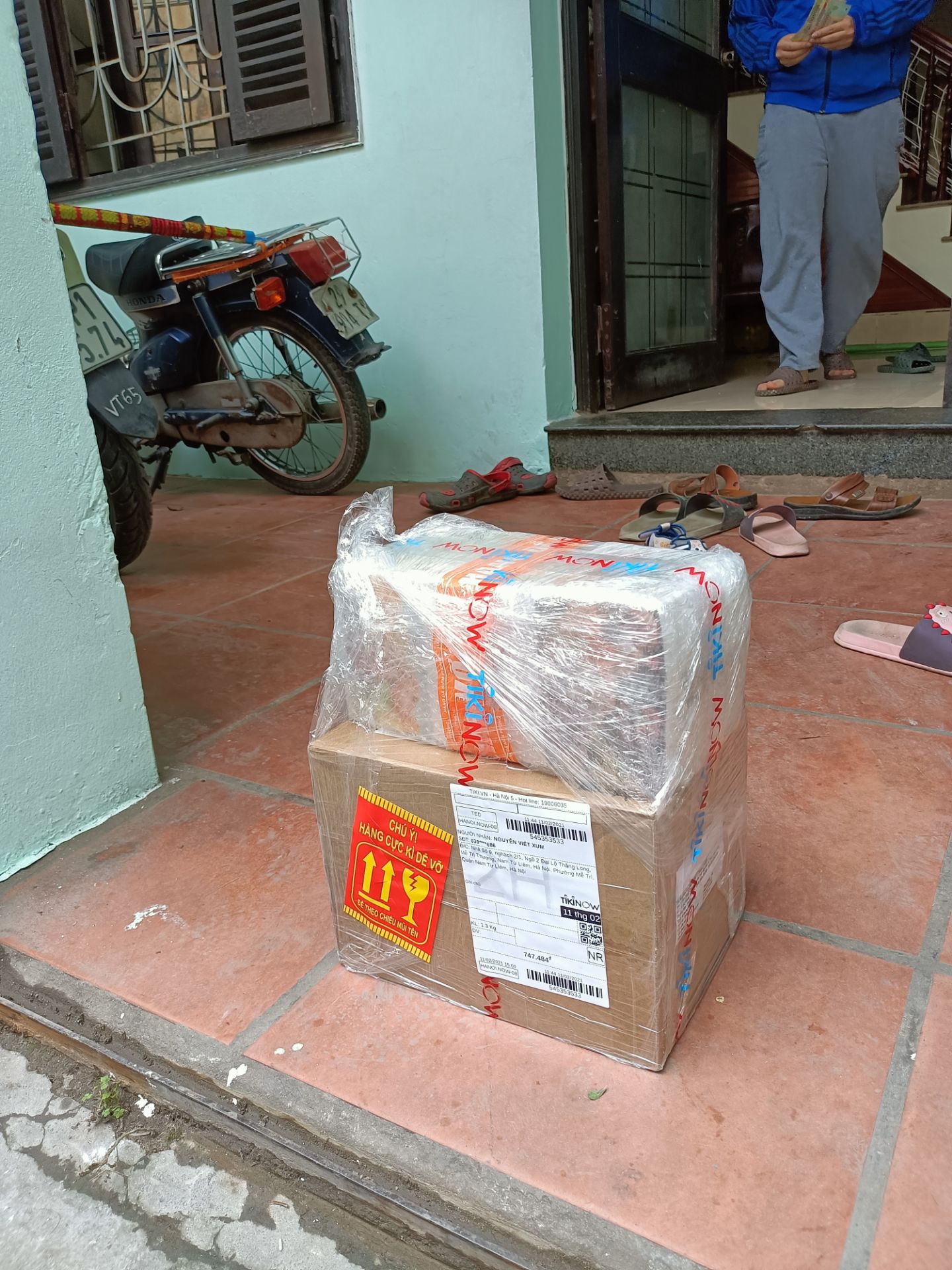 Tiki giao hàng tikinow xuyên tết nhanh. 
Sản phẩm xay nhuyễn hợp các mẹ nấu cháo.
Nhược điểm máy các khớp ở trục xoay chỉ bằng nhựa nên độ bền sẽ không cao.