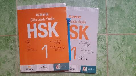 Giao hàng nhanh, sách đẹp lắm mọi người ơi. Sách bài học thì có màu, còn sách bài tập thì trắng đen. Được tặng kèm 1 cây bút quá dễ thương nữa.