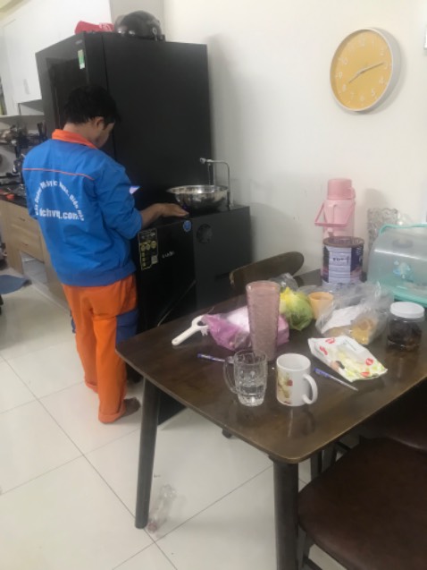 Mấy không lấy được nước, đề nghị trả hàng. Nhân viên kỹ thuật ko biết lắp đặt, tem trên lọc bịt rách.