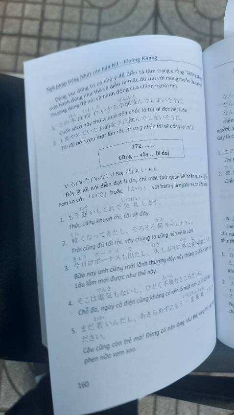 Cuốn sách xúc phạm người học. Chữ in mờ tăm tối. Giấy thì mỏng dính.chắc nhà sách này lấy tiwenf người khác dễ quá nên mới mới làm ra nhuqngx cuốn sách ntn. Cần các bạn report