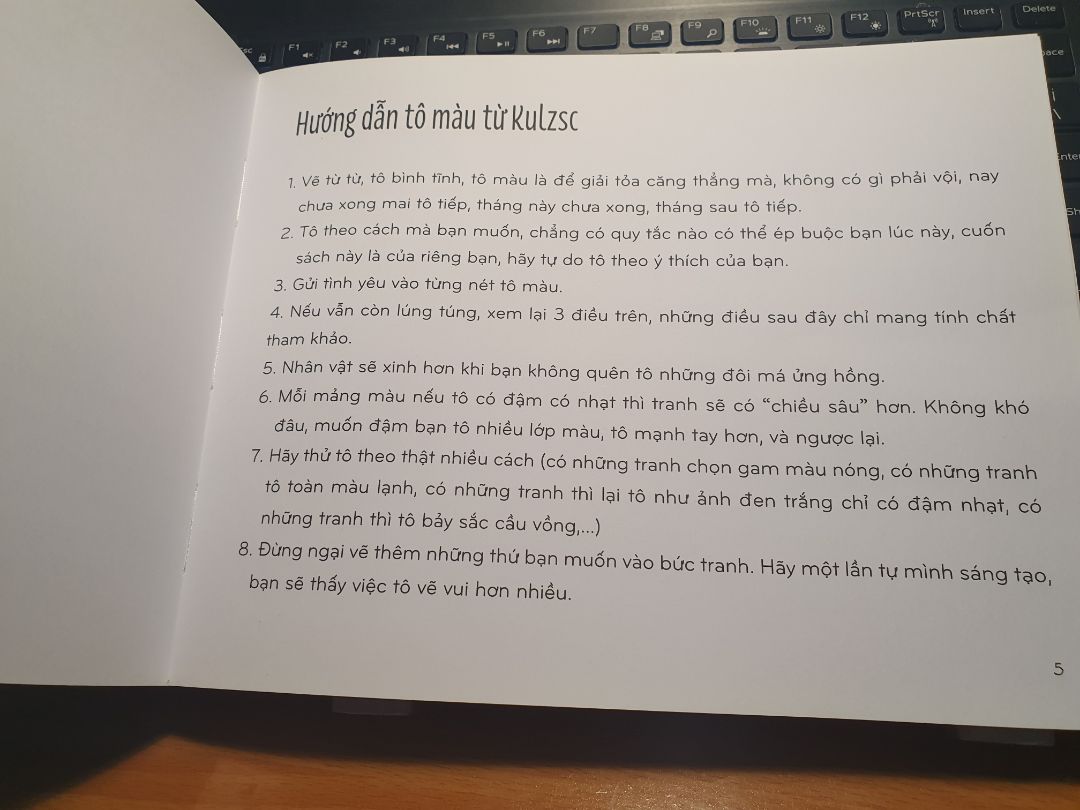 Cuốn này mình nhận hàng về siêu nhanh vì đặt tiki now. 

Đúng như tên Tô bình yên vẽ hạnh phúc, mỗi bức tranh và trang note đính kèm đều đem lại cảm giác nhẹ nhàng, yên bình cho mình. Trang note còn để dư nhiều không gian nữa nên nhiều khi có thể lưu lại cả những dòng tâm trạng của bản thân bên cạnh note của tác giả (cảm giác như đang chia sẻ cùng bạn vậy). 

Về chất lượng giấy in, giấy dày dặn, tô màu chì không bị hấn gì trang kế. Sách mở 180 độ dễ dàng (mấy trang đầu hay cuối kê thêm một cuốn mỏng mỏng cho đầm tay theo sở thích thui). 

Nhìn chung rất ưng cuốn này, vừa dùng tô vẽ nghịch ngợm chút mà cũng thêm một người bạn trên hành trình tập làm người lớn đầy khó khăn =))