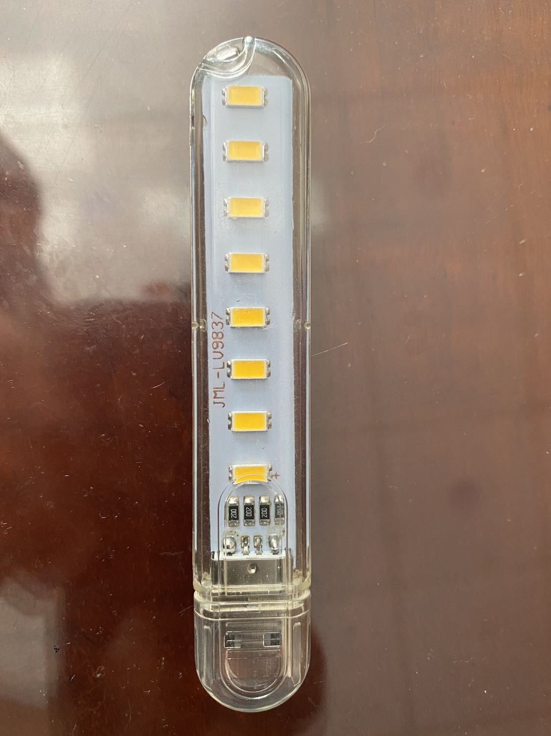 Đèn tiện lợi, có thể dùng để đi du lịch. 
Đặt ánh sáng trắng, giao lộn ánh sáng vàng.