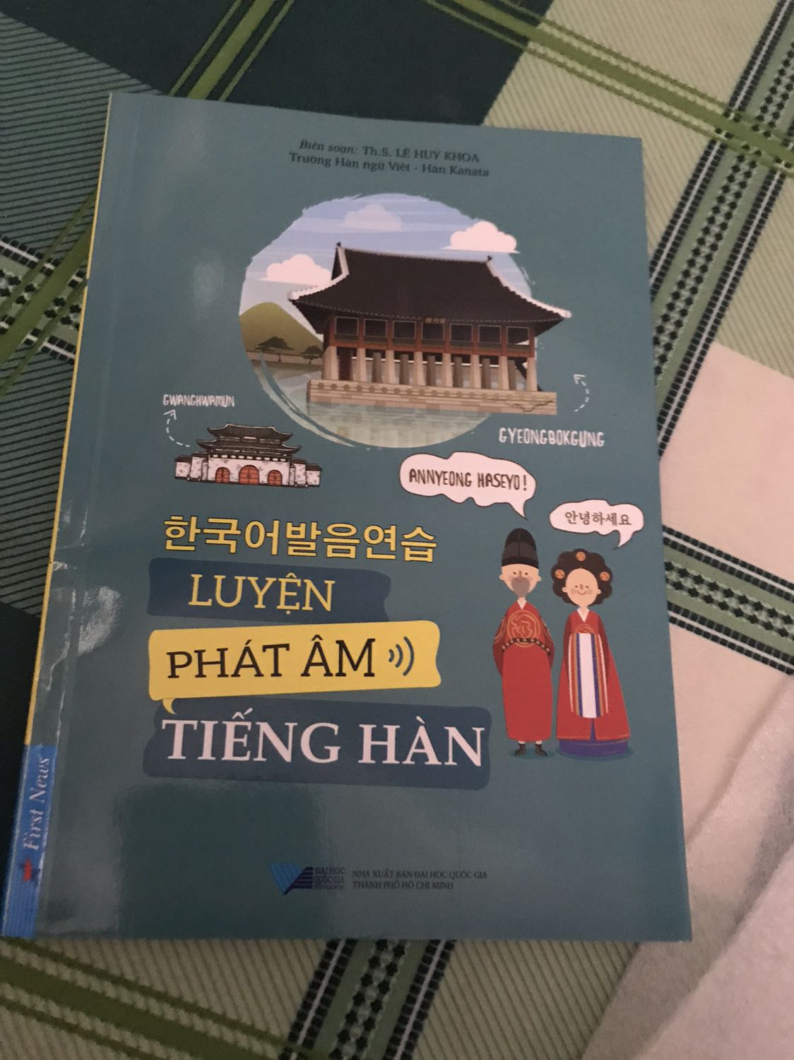 Sách khá là oki, đóng gói hàng cẩn thận. Quét được mã QR code. Nhưng có hơi bị cong không biết là do vận chuyển hay sách đã bị như thế Sách khá là oki, đóng gói hàng cẩn thận. Quét được mã QR code. Nhưng có hơi bị cong không biết là do vận chuyển hay sách đã bị như thế
