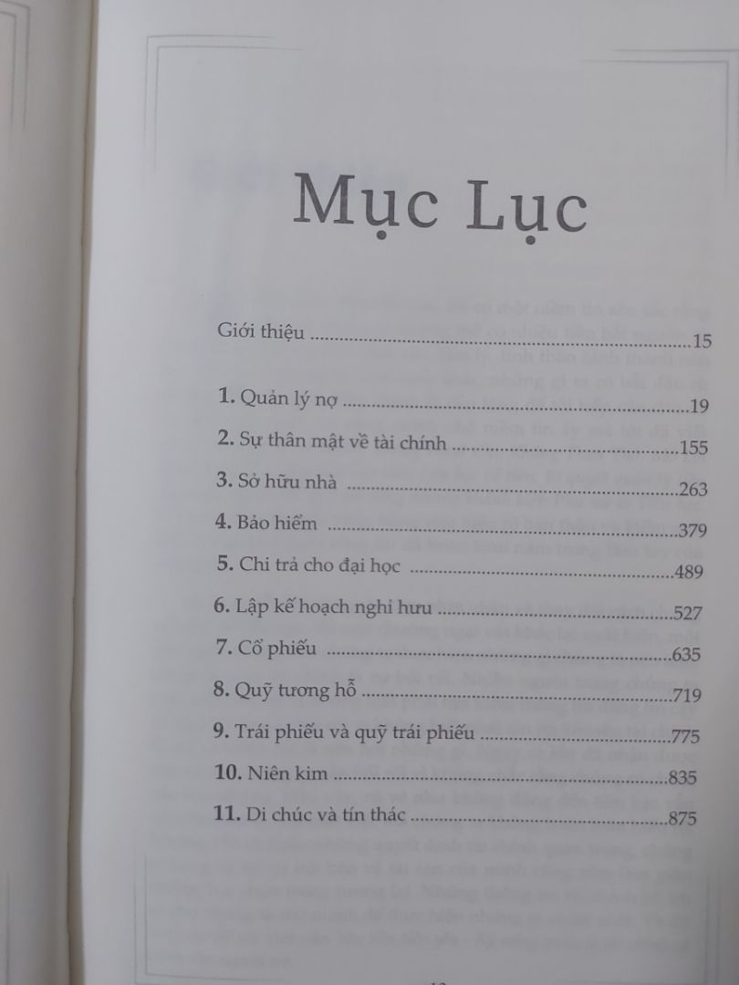 Sách của Suze rất hay, riêng cuốn này bìa cứng và rất dày (5cm) so với các cuốn khác của Suze (2 - 2.5cm). Nhưng thiết kế cá nhân mình thấy ko thoải mái lắm, lề trang khoảng cách quá nhỏ làm mình cảm thấy nặng nề và khó đọc. Nội dung thì rất hữu ích về quản lý tài chính cá nhân cho người trẻ