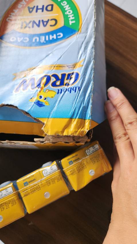Shop gói siêu kỹ nhưng thùng sữa vẫn bị móp tận bên trong luôn, buồn :(