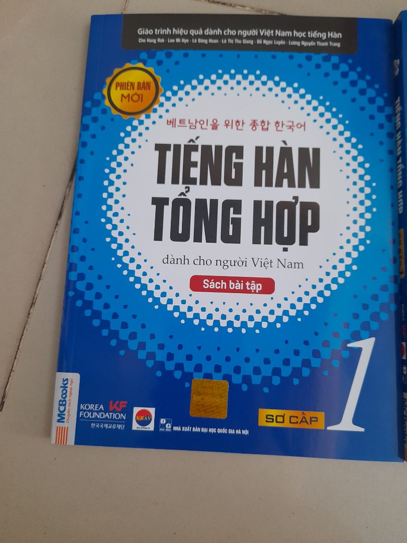 Hôm nay vừa mới nhậ đc hàng là lên review cho mn lun nèeee 
sách rất là xinkkk xẻo nhoooo mn 
tuy là bản trắng đen nhưng mà chữ in siêu rõ nét, kh sợ bị khó đọc
tiki thì giao hành nhanh khỏi bàn rồi 
mong rằng là mình sẽ sớm học xong em sơ cấp 1 này để mua thêm 1 quyển sơ cấp 2 nữa 
Mn cùng mình cố gắng học tiếng Hàn nhaaaaa 💜💜💜