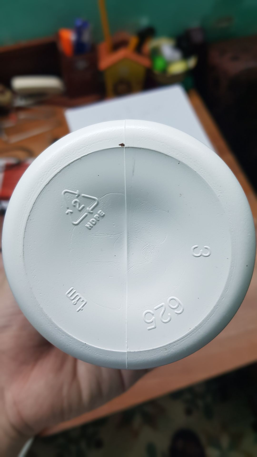 khi mở hộp ra tôi thấy bên trong hộp có lẫn 2 LOẠI: VIÊN MÀU TRẮNG & VIÊN MÀU VÀNG. Tôi có hỏi bạn bè ở Mỹ, họ có nói: Hãng Costo (nhà sản xuất thương hiệu Kirkland) có sản xuất Glucosamine với 2 loại là màu trắng và màu vàng, mỗi loại sẽ có thiết kế sản phẩm khác nhau một chút. Nhưng KHÔNG BAO GIỜ có chuyện 1 lọ lại lẫn 2 màu trắng và vàng cả. Bởi 2 loại đó ở 2 dây chuyền sản xuất khác nhau. Hơn nữa, trước khi dùng loại này, người nhà tôi đã dùng Glucosamine HCL cũng của hãng này và 1 lọ chỉ có 1 màu thuốc.  Nên tôi chắc chắn 100% đây là hàng giả.