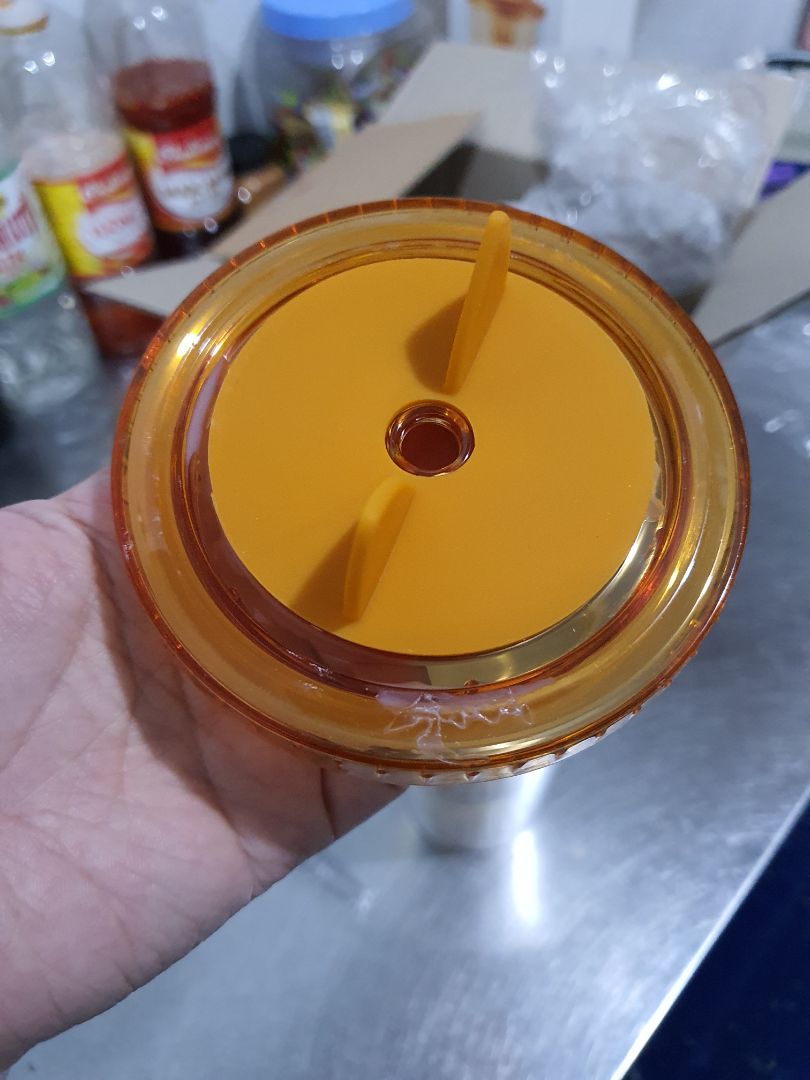 Nắp ly dính nhựa rất nhiều, không thể làm sạch được. Hy vọng trước khi đóng gói nên kiểm tra kĩ hàng hóa rồi mới đóng gói giao cho khách. Mình đã yêu cầu trả hàng. Hôm nay Tiki đã hoàn tiền cho mình, mình rất hài lòng về dịch vụ đổi trả của Tiki.