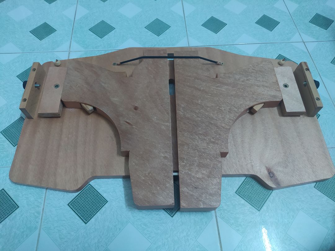 lúc nhận sản phẩm thì cảm giác hình đẹp hơn  hàng, bàn làm từ gỗ ép, nhìn chi tiết các góc cạnh và mặt bàn thì hơi thô nhưng được cái thiết kế khá sáng tạo và tiện dụng, cũng chính vì gỗ ép nên có ưu điểm là nhẹ, dễ thao tác. Nếu gia công tỉ mỉ và đẹp hơn nữa thì sản phẩm sẽ hoàn hảo hơn.