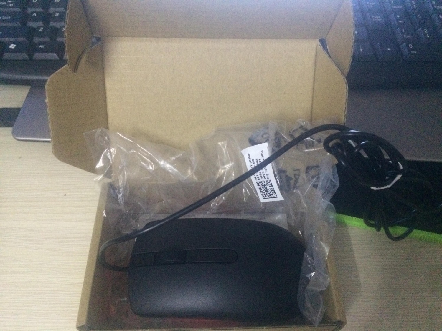 Mình đã mua và sử dụng con chuột này khá lâu rồi nên mới viết phản hồi, cá nhân mình thấy chuột dễ sử dụng, lướt êm và đặc biệt là nó to nên lúc di chuột thuận tiện hơn. Chuột này lướt trên bàn làm việc ko cần đế cũng nhanh. Nói chung ai đang phân vân nên mua chuột nào thì mua con này an tâm.