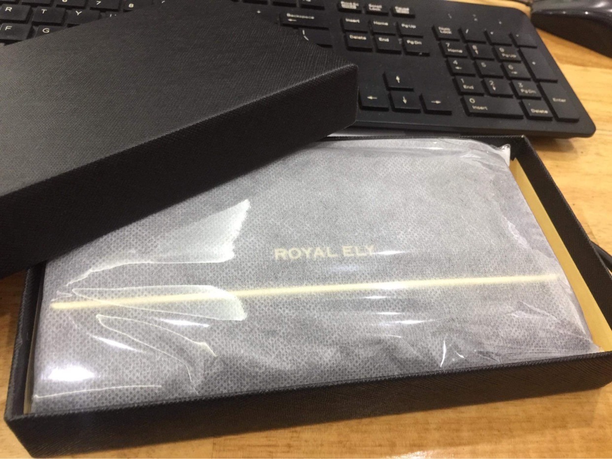 Giao hàng nhanh , mở gói hàng ra mà quá ư là bất ngờ, ví được đụng trong hộp sịn sò, dược bọc mấy lần túi
Ví nhiều ngăn dã man, rộng hơn so với cái ví trước của mình, mình còn để được cả điện thoại :)) Giao hàng nhanh , mở gói hàng ra mà quá ư là bất ngờ, ví được đụng trong hộp sịn sò, dược bọc mấy lần túi
Ví nhiều ngăn dã man, rộng hơn so với cái ví trước của mình, mình còn để được cả điện thoại :))