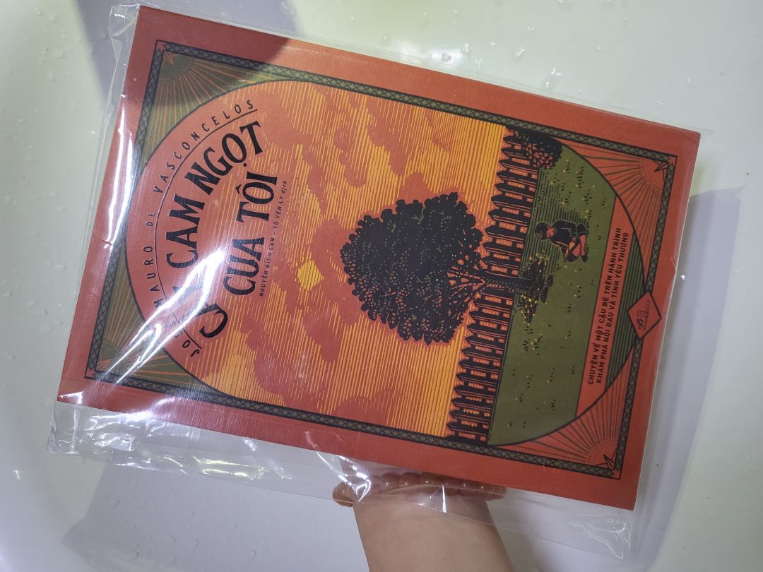 Thấy nhiều bạn chê tiki gói hàng quá, may sao hàng mình không bị hư một tẹo nèo! mà đúng thật là hơi sơ sài ko bọc chống xóc, chỉ có sách và cái hộp.
rewiew sách: mik nghĩ cuốn này jhas healing( viết kiểu kể chuyện đọc ko  chán) nó thật sư là khám phá nỗi đau và yêu thương.