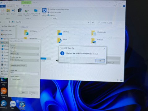 Mua 2 cái thẻ 64Gb, một thẻ bị lỗi, gắn vào camera không định dạng được, gắn vào điện thoại chỉ hiện lên 1.8Gb, định dạng cũng không đươc. lắp máy tính cũng chỉ hiện 1.8Gb, định dạng không được luôn. Yêu cầu đổi thẻ khác