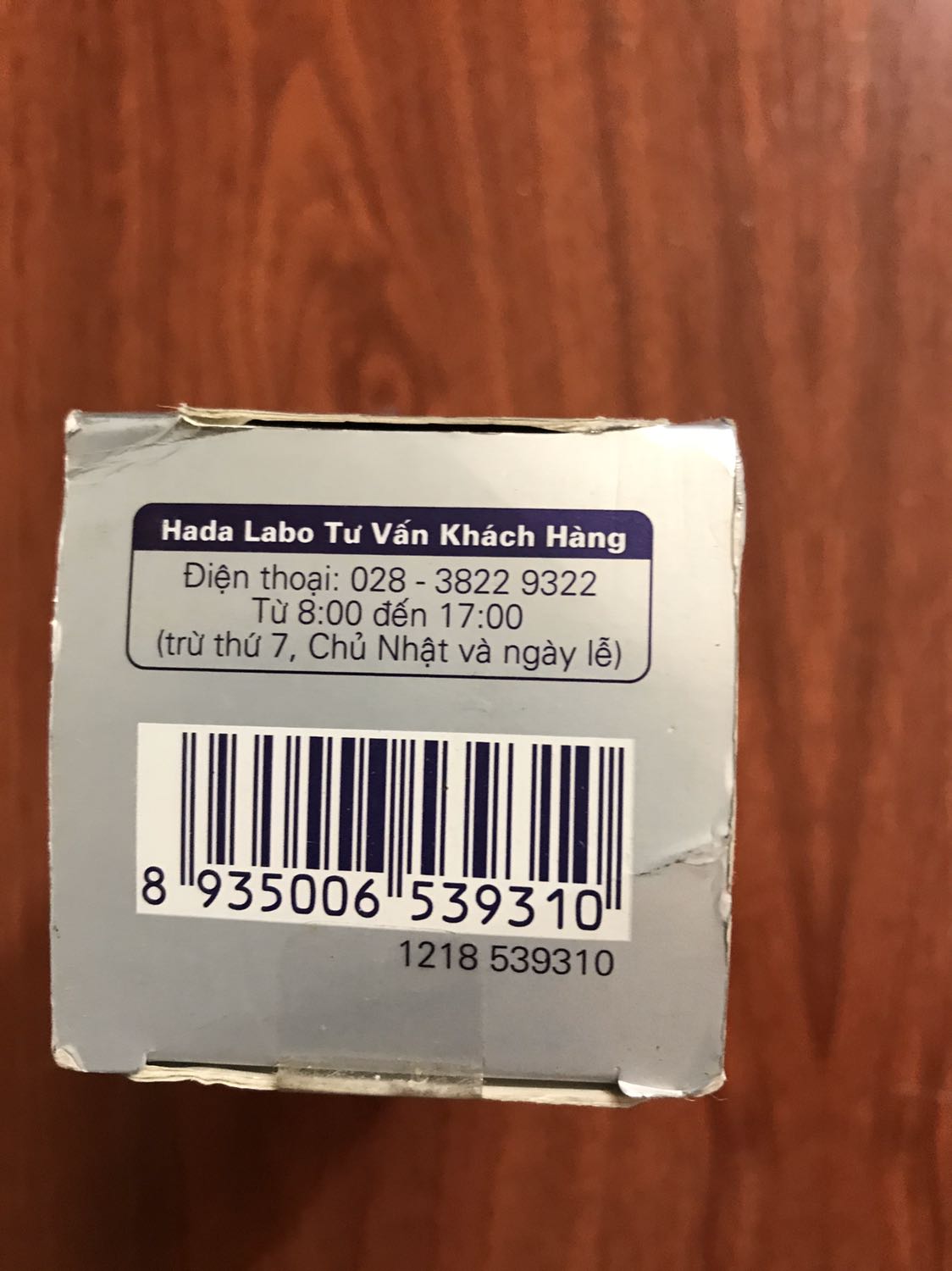 Mua sp này lần thứ 2 mà cả 2 lần nhận hàng đều có bao bì trong tình trạng nhàu nát, cáu bẩn mặc dù ngày sản xuất rất gần. Trong chai sp không gắn seal để bảo vệ sp bên trong. Với đk bảo quản lưu kho như thế này thì lấy gì bảo đảm sp không bị nhiễm khuẩn khi không có seal gắn kín miệng chai.