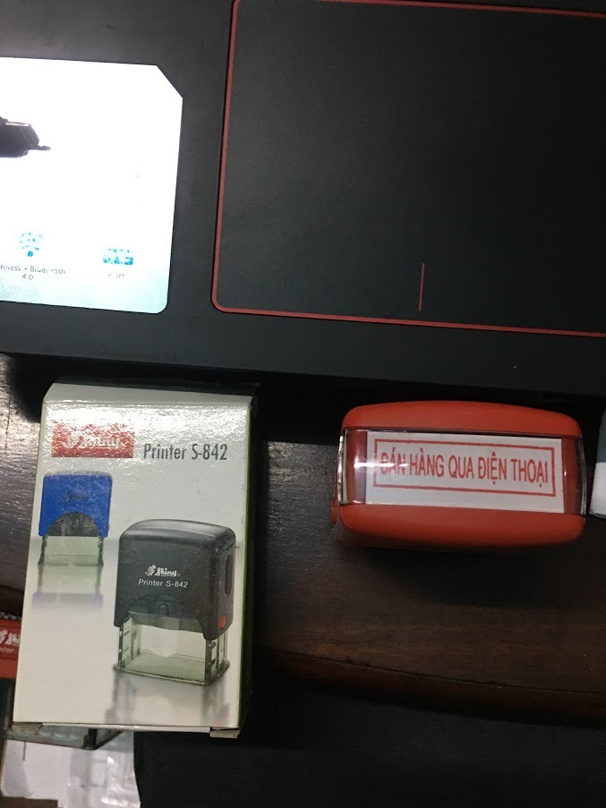 Đặt con dấu mã S852 mà shop lại giao mã S842 (chất lượng kém hơn). Đề nghị shop đổi hàng và nên trung thưc hơn trong thời gian tới ko nên "nhầm" một cách ko đẹp như này.