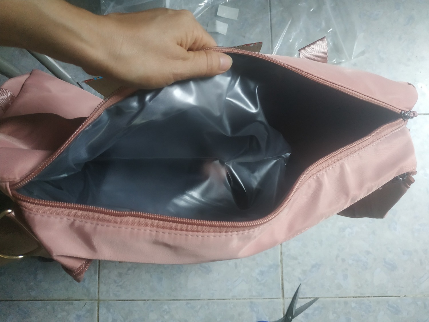 Hàng giao cực nhanh, shipper vui vẻ. Túi xách rộng rãi có nhiều ngăn, rất dễ thương.Gói hàng kỹ. Các bạn nên mua. Sẽ ủng hộ.