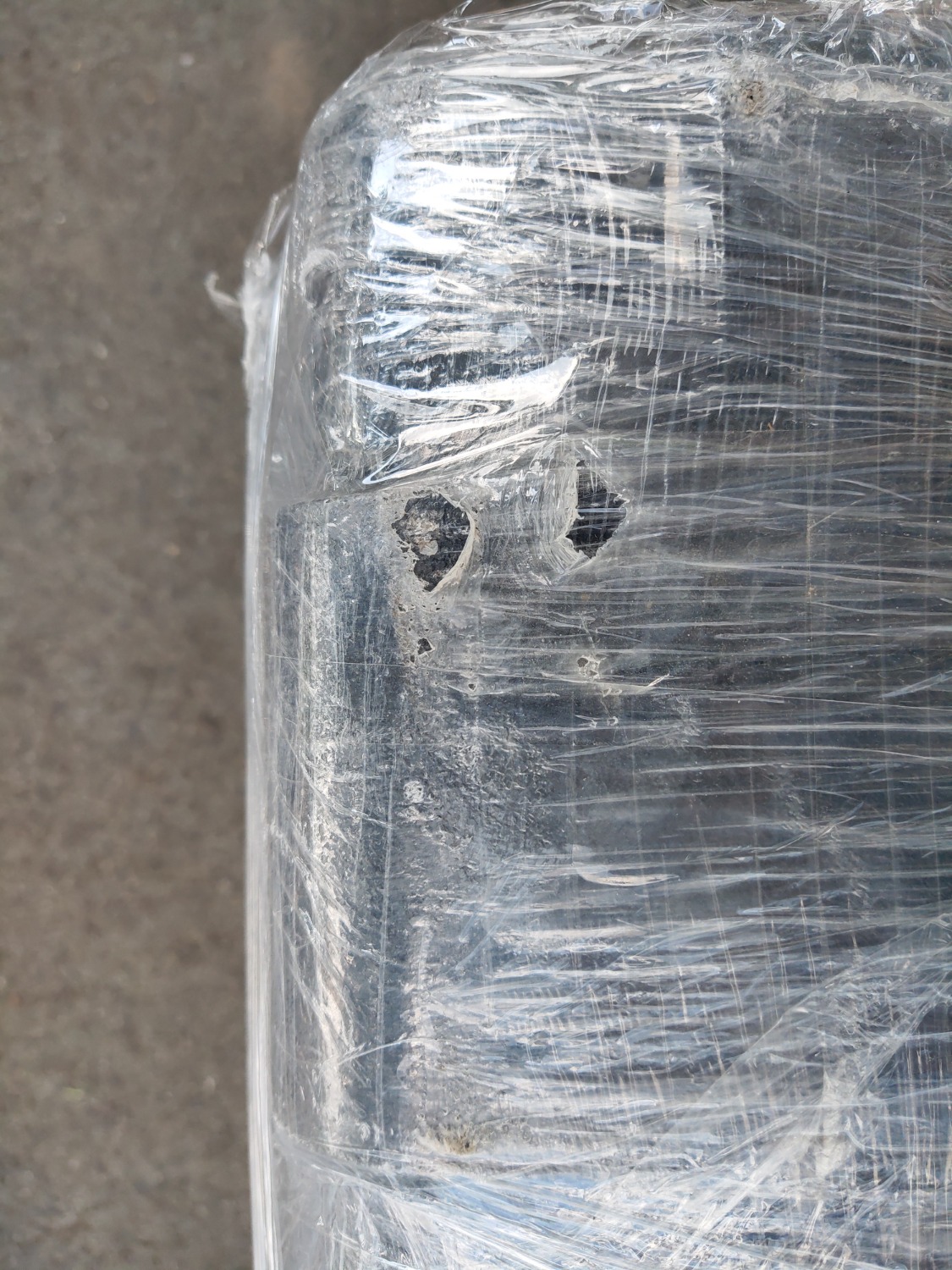 Hộp đẹp, chắc chắn và thể tích lớn. Nhà cung cấp bọc nylon khá kỹ nhưng cần đệm thêm phía trên/dưới  lớp mút hoặc bìa giấy vì đơn vị vận chuyển quăng quật làm trầy. Tiki lưu ý vấn đề này với bên vận chuyển.