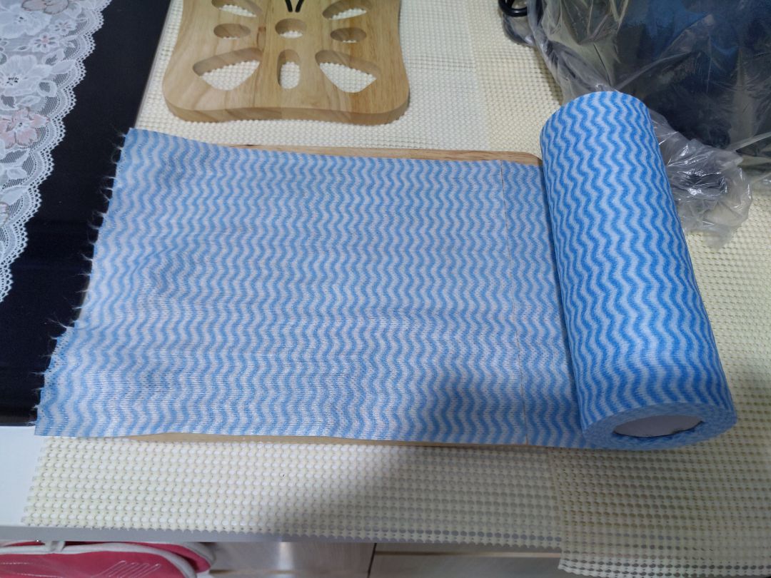 Chất liệu lại rất mỏng, thường phải xài 2 miếng chung với nhau. Như khăn ướt mà có khi còn mỏng hơn. Giá rẻ nên cũng không hi vọng nhiều .. Giặt sơ 1 lần là gần như tơi tả.. kiểu này hơi hại môi trường do phải xài quá nhiều..