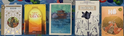 Nội dung thì mình không đánh giá nữa vì đã có nhiều trên các trang nhóm rồi. Bìa áo có phủ nhũ khá đẹp.
Tiki tiếp nhận đơn nhanh, đóng gói và bàn giao cho bên vận chuyển nhanh.