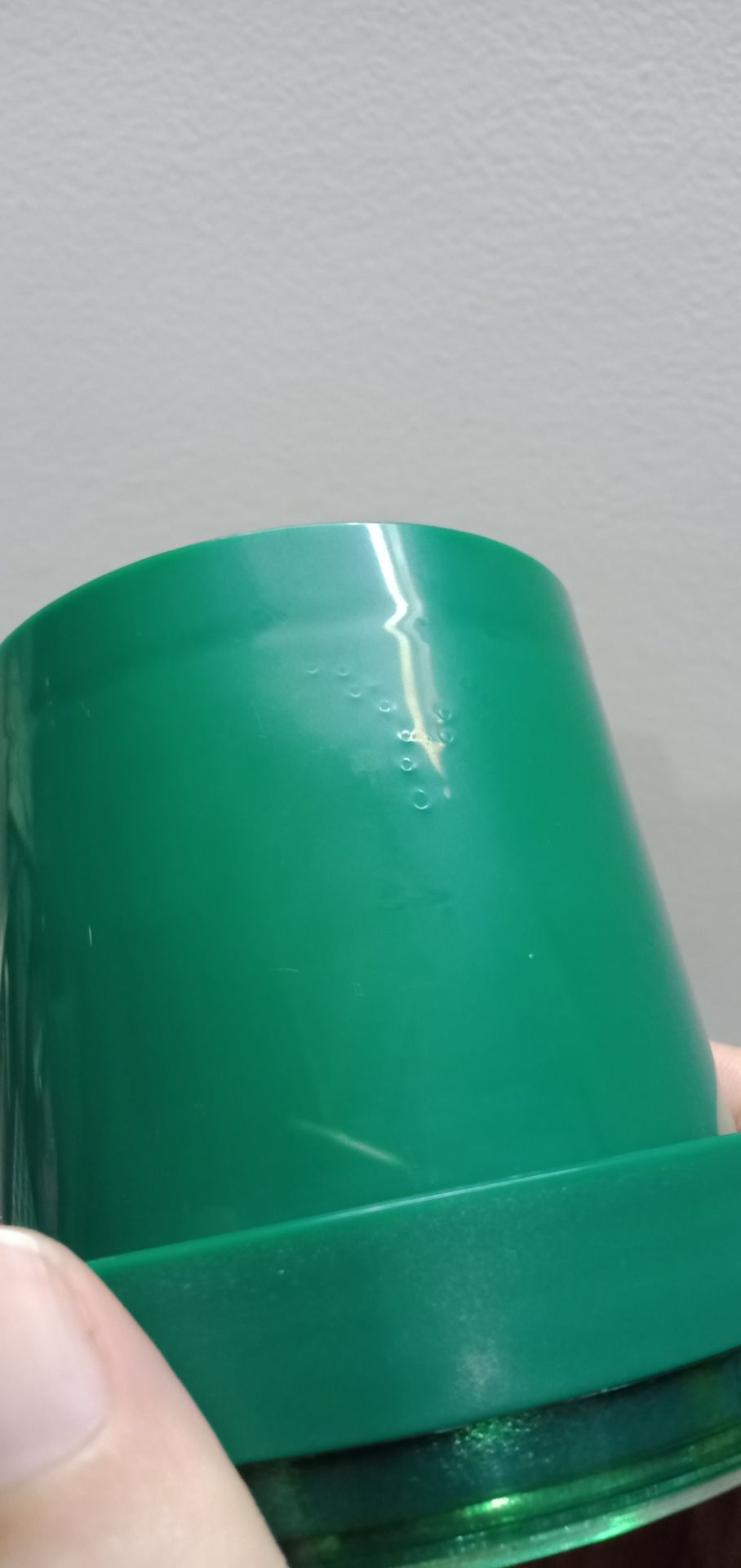 Mình vừa mới nhận hàng ngày hôm nay, và đã mang ra chạy thử. Máy chạy rất ok, nhưng phần cối máy mình lại thấy nó bị phồng và có nhiều vết tròn như thế này, giống hệt như pin bị phồng. Shop xem thử giúp mình xem thế này là bị gì với, máy đẹp mà nhìn thấy thế này lại mất vui.