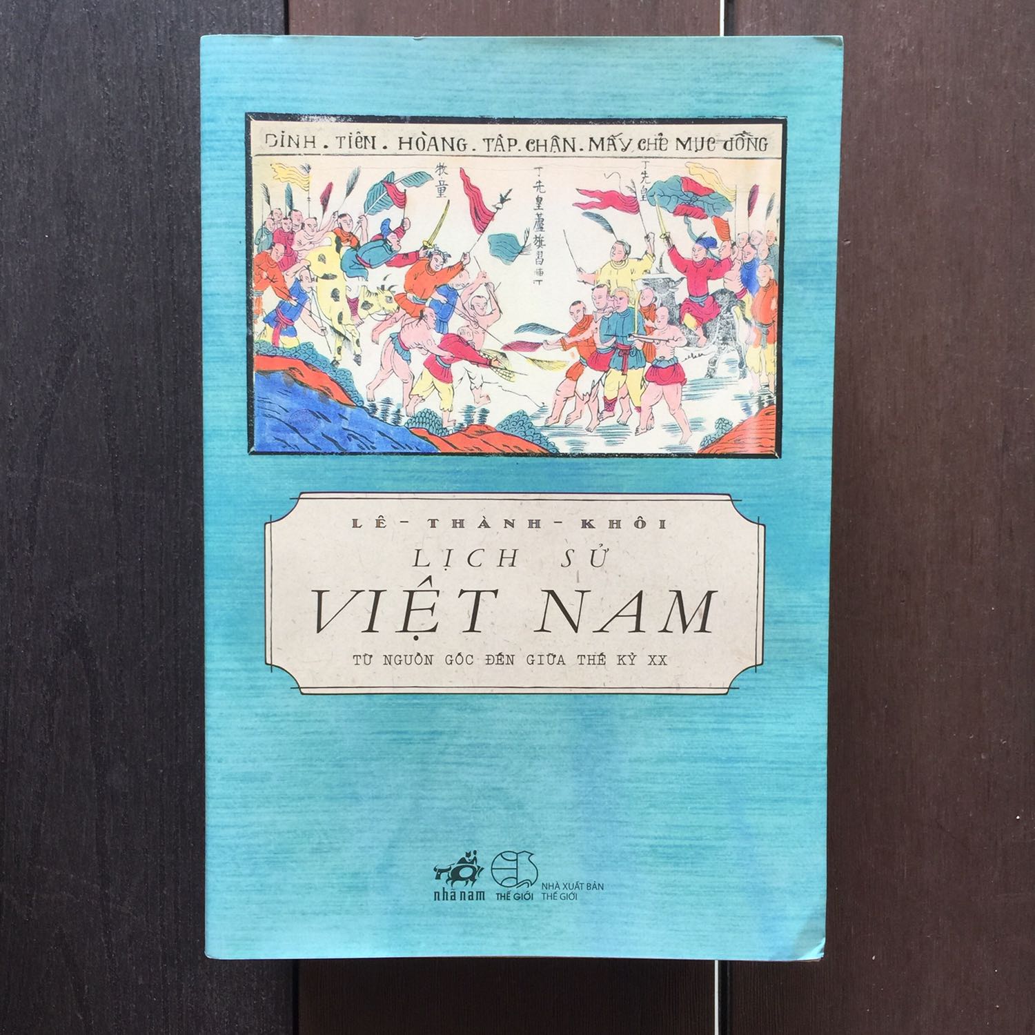 Đánh giá này không nhằm vào nội dung cuốn sách.
Sách rất đẹp, giấy đẹp, in ấn rất cẩn thận.
Tiki giao hàng nhanh nhưng khâu lấy hàng từ kho và đóng gói sách thực sự chưa tốt, rất kém. Sách khổ to, cả bìa cứng lẫn bìa mềm không được gói màng xốp và chèn lót hộp, dẫn đến khi vận chuyển bị móp bìa, gãy gáy, sờn cạnh sách rất đáng tiếc. Đã có rất rất nhiều ý kiến phản hồi của khách hàng về vấn đề này của Tiki nhưng chưa thấy được cải thiện.. Không biết bao giờ Nhà sách Tiki sẽ thay đổi tích cực hơn!?