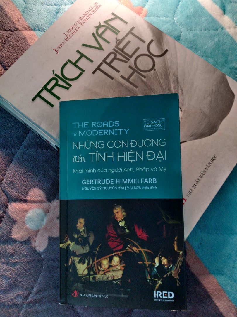 Chọn đại mua về để lên kệ sách, hôm nay mới lấy ra đọc.  Sách nội dung rất hay, giấy và mực in chất lượng tốt.