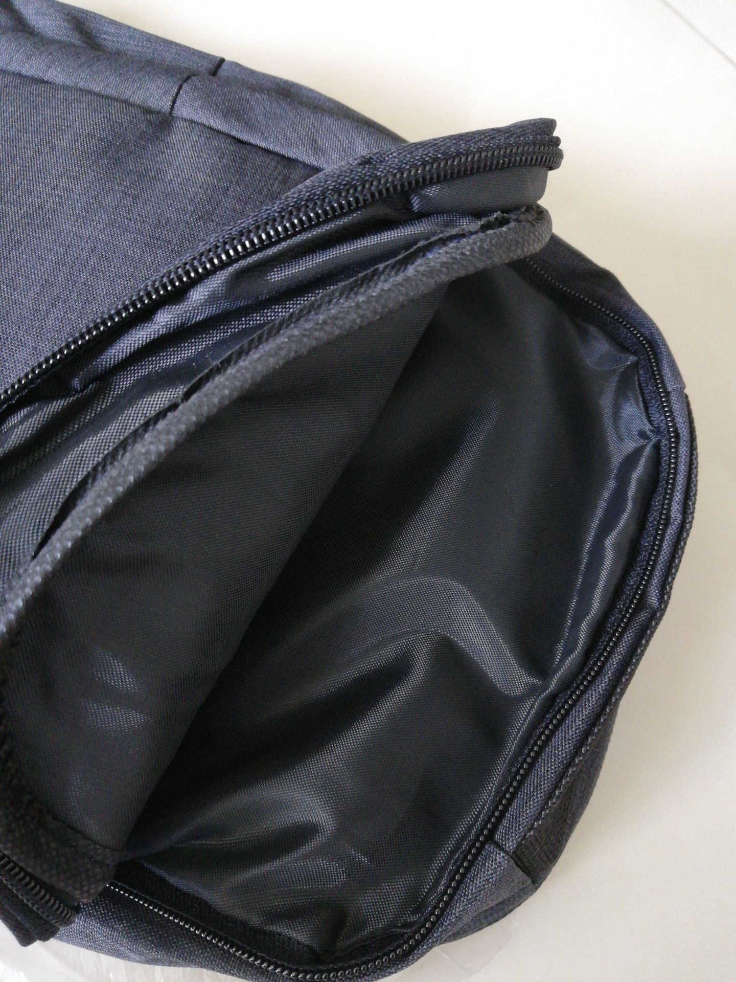 đăng giá lên tiki 246k rồi ghi giảm giá 89k. lúc gọi hỏi sao chất lượng rẻ tiền vậy thì nhân viên trả lời:" hàng tầm 100k thì chất lượng thế thôi". vậy khác gì *** người mua. tất nhiên người mua hàng thì ai cũng phải tìm hàng sale thì mới mua, như ở các trang amazon hàng sale cực rẻ nhưng chất lượng luôn là hàng chính hãng xin. Shop có hỗ trợ đổi hàng ko? mình chọn kiểu này to để vừa iPad, nhưng chất lượng ko tốt nên muốn đổi. cám ơn