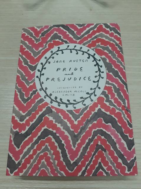 Sách nhẹ tênh và nhỏ gọn, đi đâu cũng có thể cho vô túi xách na theo. Bìa bằng giấy không phủ nilon nên sờ rất sướng tay. Bìa đẹp chồ ôi cảm giác vintage dã man. Đã xem phim bản zombie nên càng muốn đọc bản gốc. Đọc sơ qua thấy lời văn của Jane Austen dễ hiểu thuận tiện để luyện tiếng Anh. Có lẽ muốn luyện dần việc đọc tiểu thuyết tiếng Anh thì nên bắt đầu từ tác giả này, chứ trước đó mình đọc Charles Dicken thấy hơi khó hiểu. Nói chung mua được em nó ưng lắm. Sách nhẹ tênh và nhỏ gọn, đi đâu cũng có thể cho vô túi xách na theo. Bìa bằng giấy không phủ nilon nên sờ rất sướng tay. Bìa đẹp chồ ôi cảm giác vintage dã man. Đã xem phim bản zombie nên càng muốn đọc bản gốc. Đọc sơ qua thấy lời văn của Jane Austen dễ hiểu thuận tiện để luyện tiếng Anh. Có lẽ muốn luyện dần việc đọc tiểu thuyết tiếng Anh thì nên bắt đầu từ tác giả này, chứ trước đó mình đọc Charles Dicken thấy hơi khó hiểu. Nói chung mua được em nó ưng lắm.